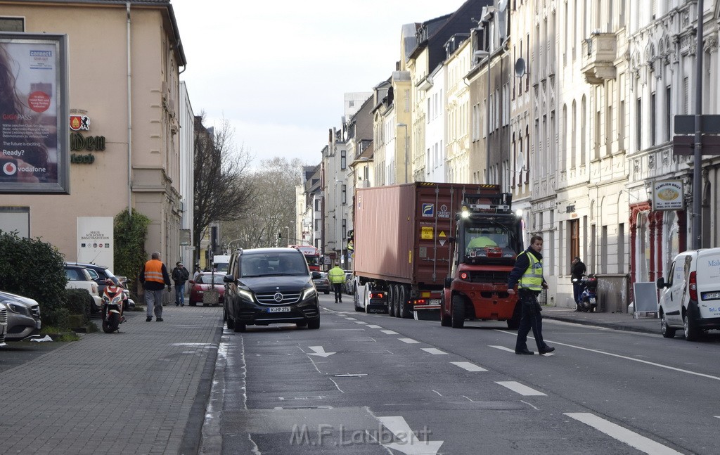 LKW gegen Bruecke wegen Rettungsgasse Koeln Muelheim P68.JPG - Miklos Laubert